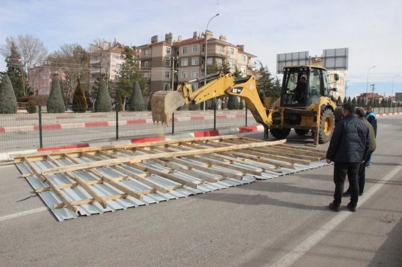Karaman’da uçan çatı, altgeçidi trafiğe kapattı
