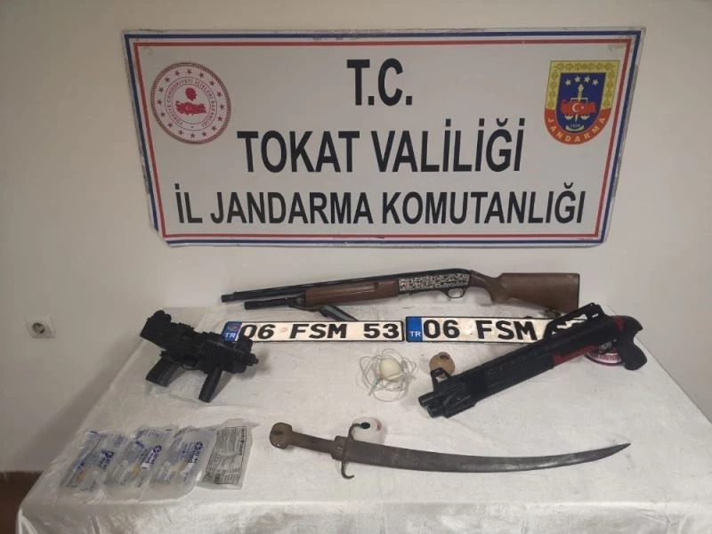 Uyuşturucu operasyonunda dönüştürülmüş uzi ele geçirildi
