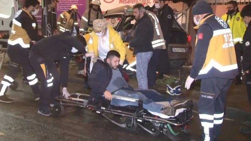 Eyüpsultan’da kontrolden çıkan otomobil reklam panolarına çarparak durdu: 2 yaralı
