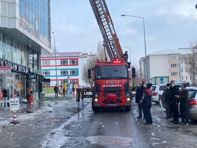 Ardahan’daki çatılarda tehlike oluşturan buz sarkıtları itfaiye ekiplerince temizlendi
