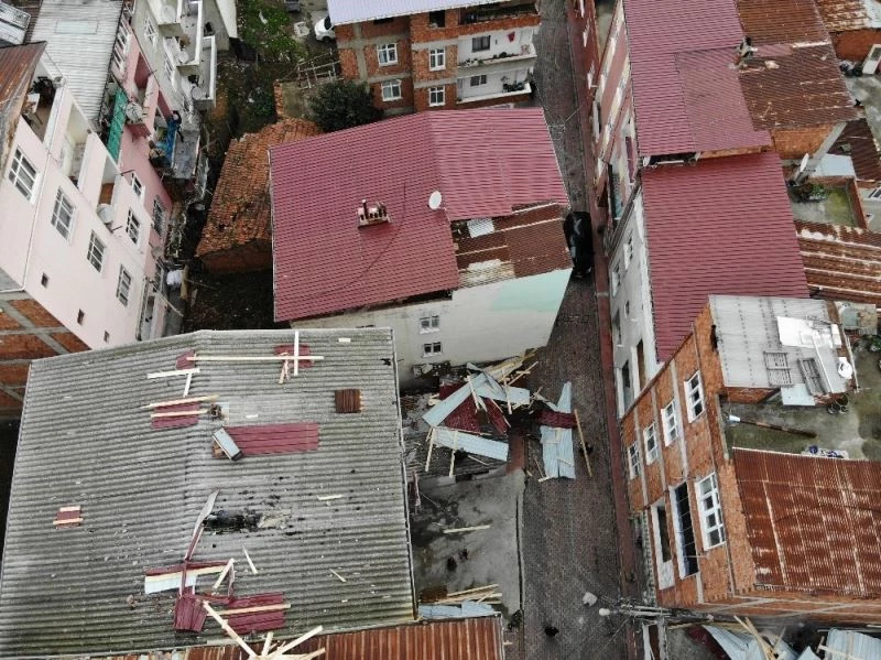 Samsun’da şiddetli rüzgar binaların çatılarını uçurdu
