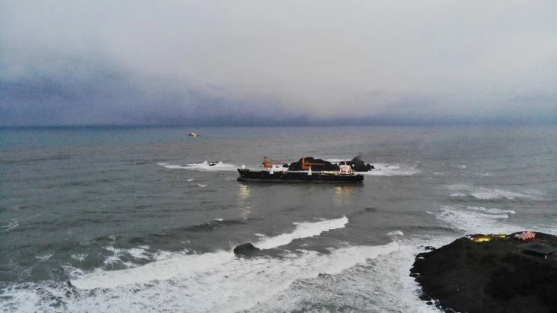 Riva’da karaya oturan geminin son hali havadan görüntülendi
