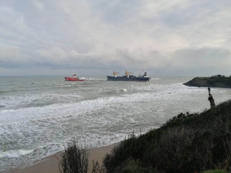 Riva’da karaya oturan gemi römorkör ile çekildi
