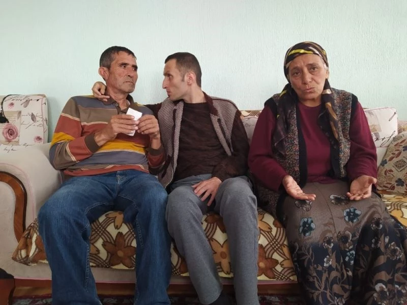 Bir yaşında evlat edindiği oğluna yeni doğan bebek gibi bakıyor
