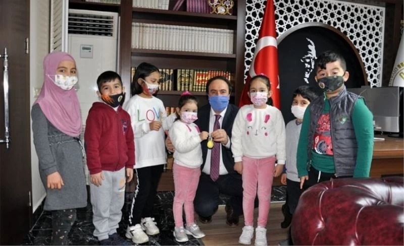 Kumbaralarında biriktirdikleri harçlıklarını Suriye’ye bağışladılar
