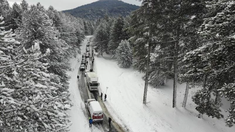 Kazdağları’nda buzlanan yollar çileye döndü
