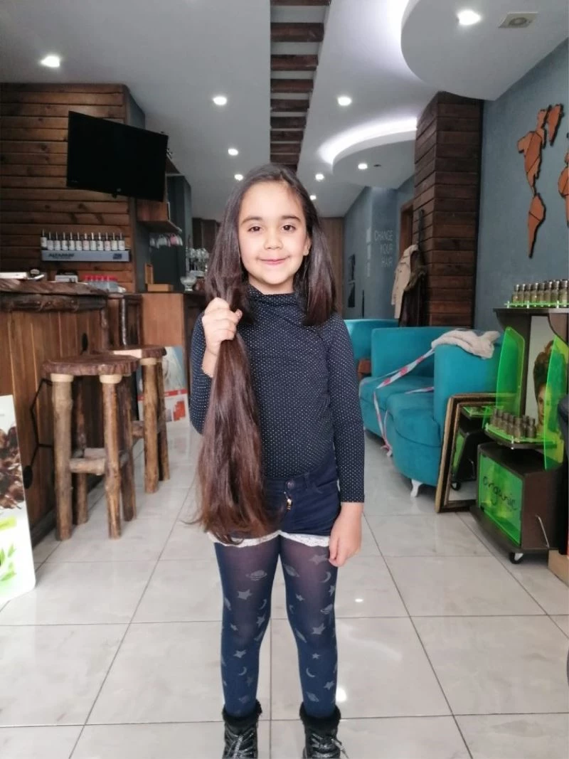 Minik Zeynep hiç kesilmeyen saçlarını lösemili çocuklara bağışladı
