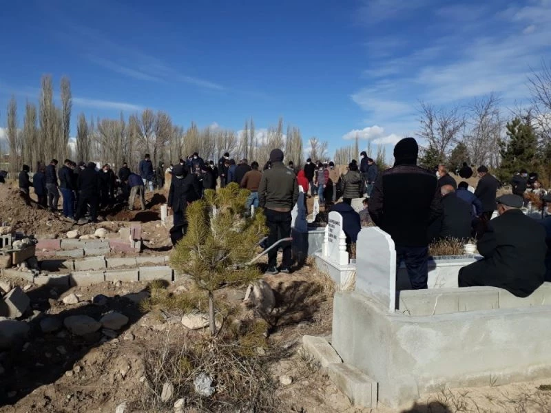 Soba zehirlenmesinde hayatını kaybeden yaşlı çift toprağa verildi
