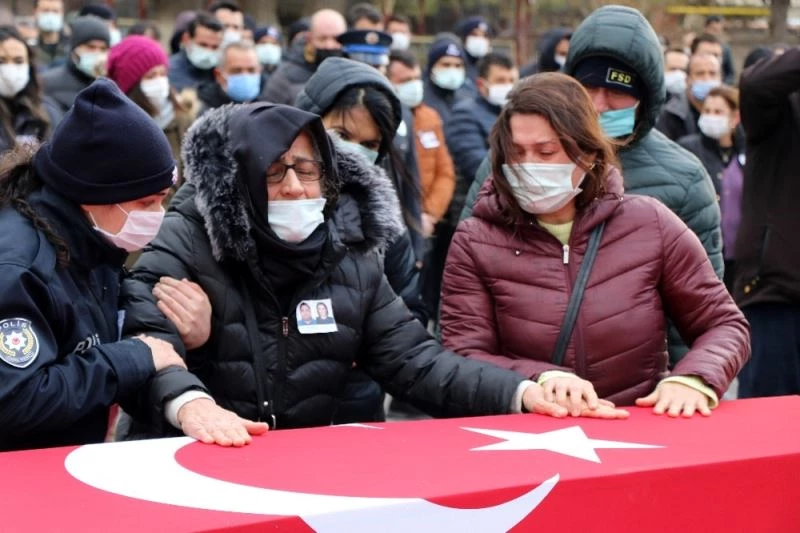 Anneden polis oğluna yürek yakan ağıt: “Her şaka oluyordu bu şaka olmadı oğlum”
