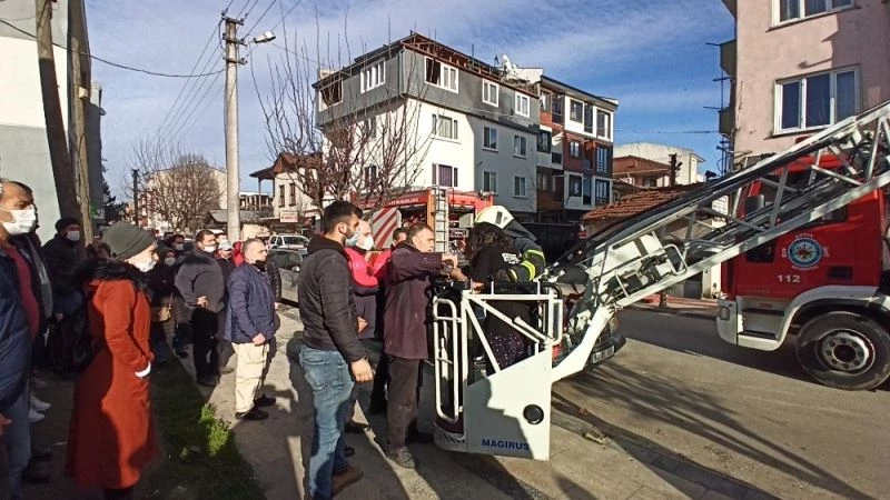 Dumanların arasında mahsur kalan kadını itfaiye ekipleri merdivenle kurtardı
