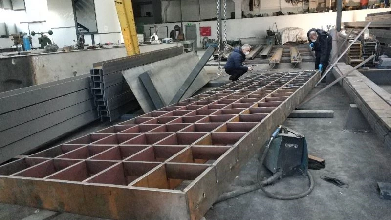 Üzerine 2 ton platform ızgara düşen işçi ağır yaralandı

