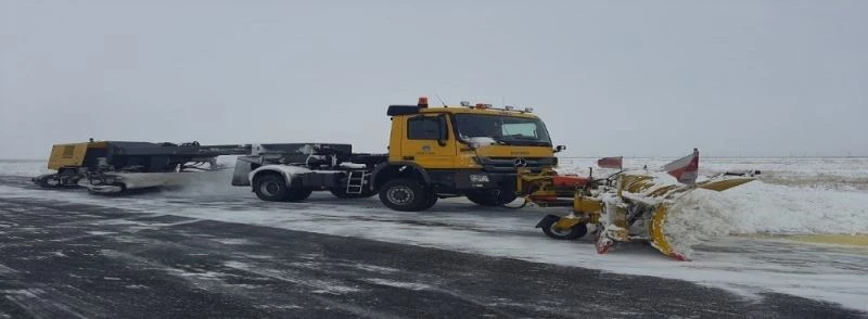 Kars Harakani Havalimanında kar ve buzlanmaya karşı yoğun mücadele
