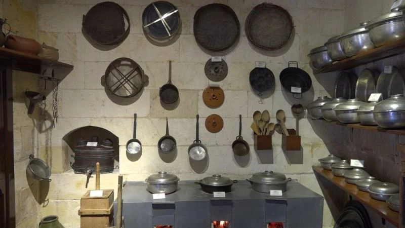 “Duvarda elek mi olur” türküsündeki elekler duvarda sergileniyor
