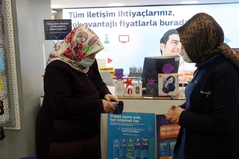 Unuttuğu para dolu cüzdanına mağaza çalışanlarının sayesinde kavuştu
