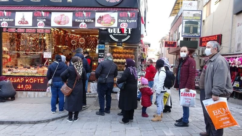 Kısıtlama öncesi kasaplarda et kuyruğu

