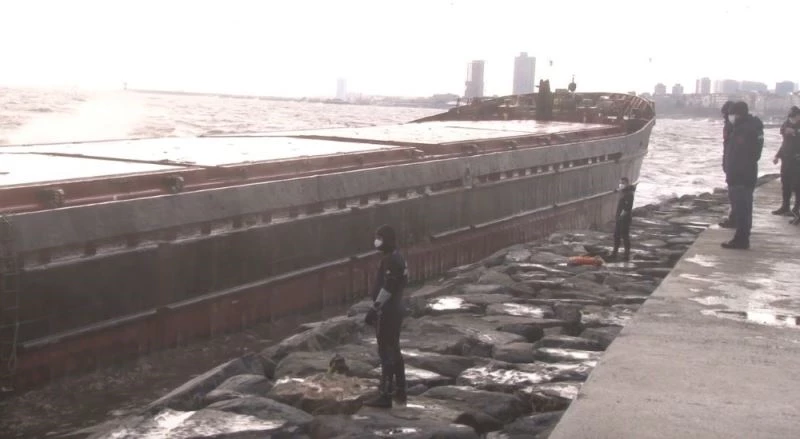 Zeytinburnu’nda demirli olan gemi  fırtına nedeniyle karaya oturdu
