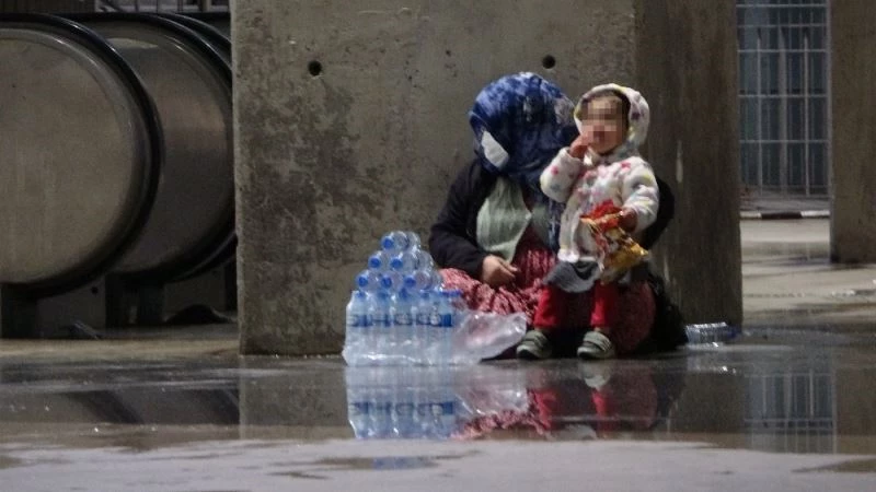 (Özel) Dilenciler uslanmıyor: Farklı kişiler aynı yerde aynı çocuğu kullanarak dilendi
