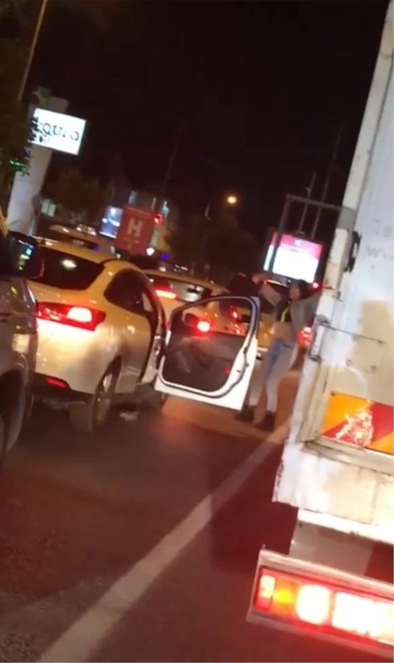 Kısıtlamaya dakikalar kala trafik kitlendi, canı sıkılan genç kız araçtan inip dans etti

