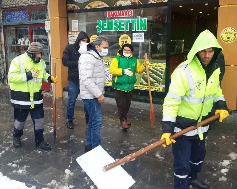Besni’nin kaldırımları kardan temizleniyor
