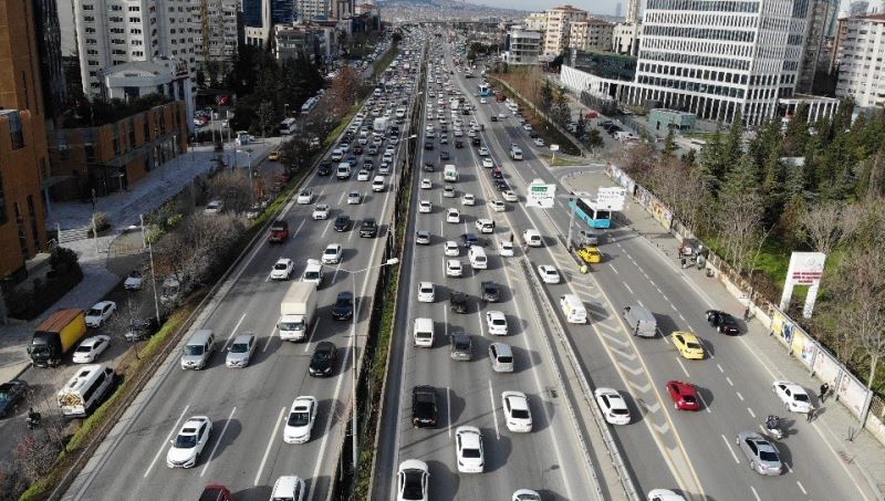 (Drone) İstanbul’da hafta sonu kısıtlaması öncesi trafik erken saatlerde başladı
