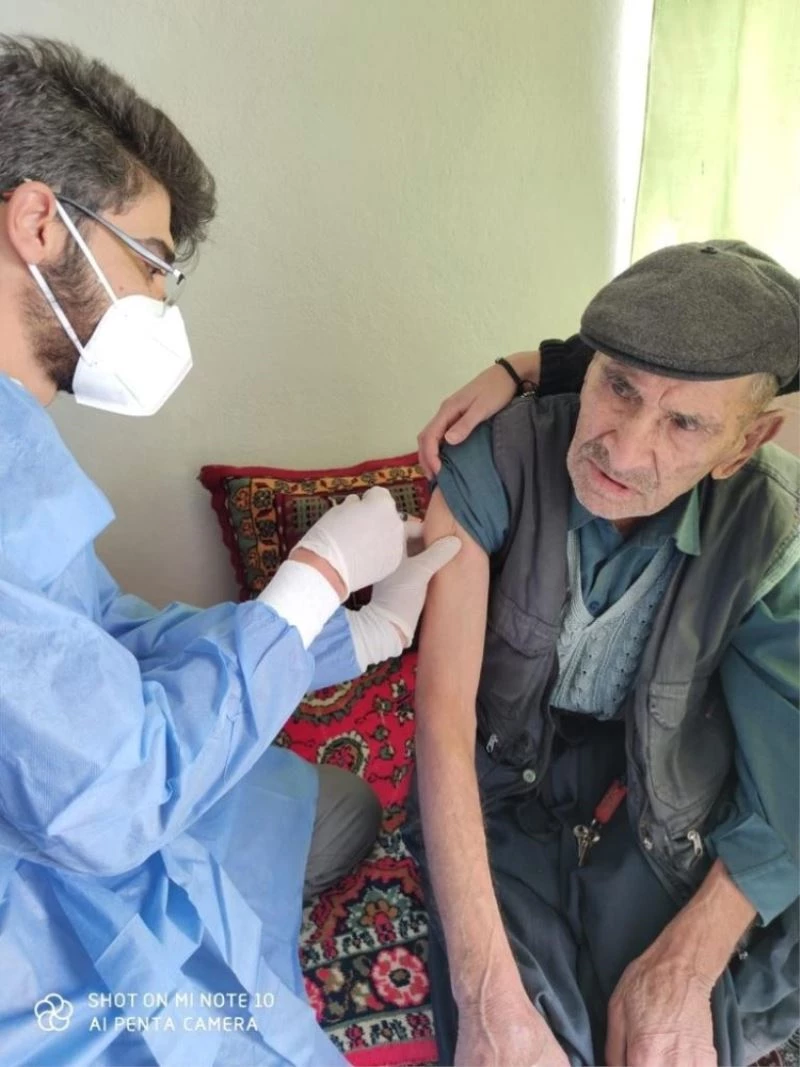 Besni’de mobil ekipler yaşlıları aşılamaya devam ediyor
