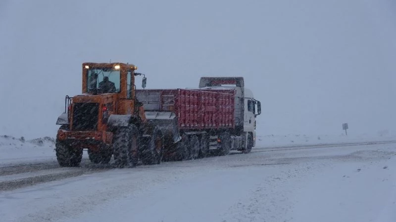 Kar yağışı sürücülere zor anlar yaşattı, yolda kalan tırın yardımına dozer yetişti
