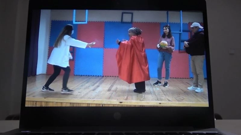 Tiyatro oyunları evlere taşındı: Gösterimler dijital ortamda
