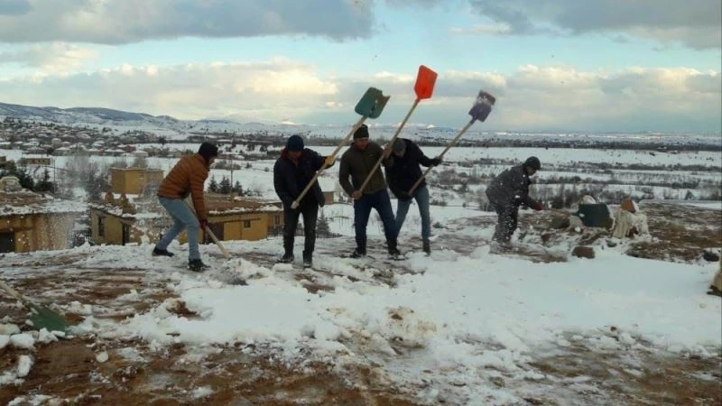 Sonsuz Şükran köyünde toprak damlı kerpiç evlerde kar küreme mesaisi
