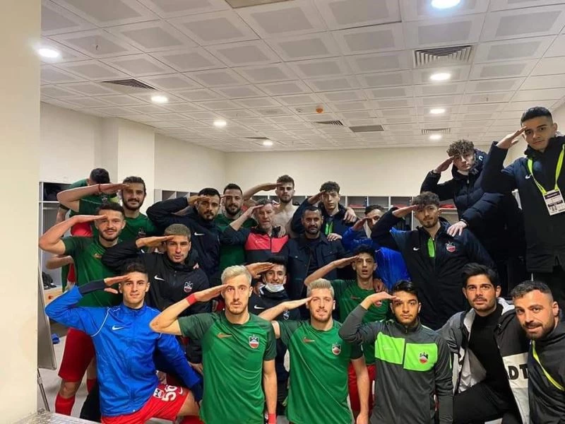 Diyarbekirsporlu futbolcular asker selamı vererek Ali Gaffar Okkan’ı andı
