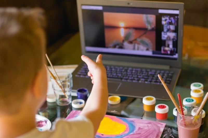 Gaziemirli çocuklara çevrim içi yarıyıl şenliği
