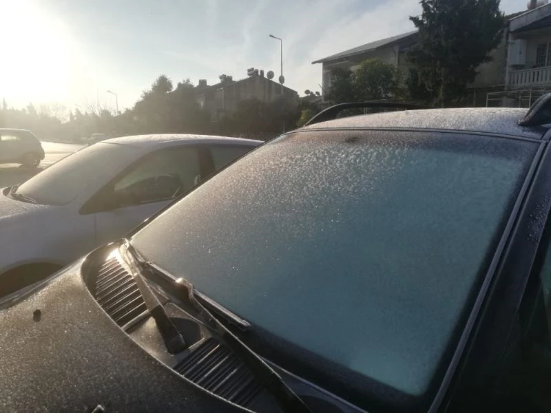 Arabalar buz tuttu, vatandaşlar zor anlar yaşadı
