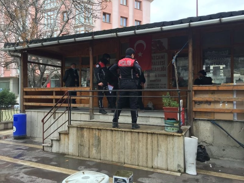 Sokağa çıkma kısıtlamasında muhtarlık binasını soymaya çalıştılar
