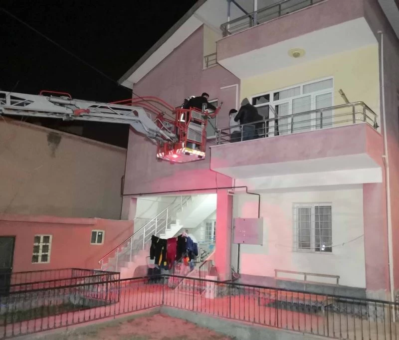 Kendisine emanet edilen evi soyan kiracı suçüstü yakalanıp itfaiye merdiveniyle indirildi
