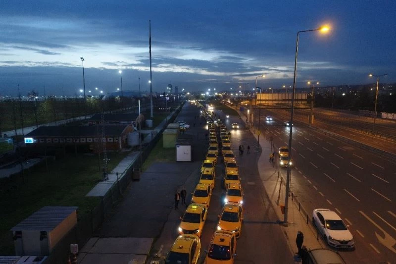 Yenikapı’daki taksimetre kuyruğu akşam da devam etti
