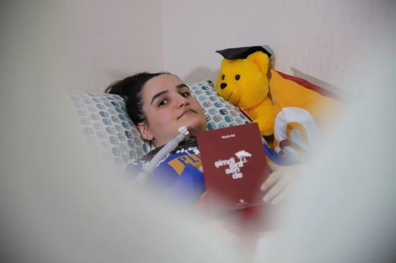 Üç makineye bağlı yaşayan Nurçin, tek parmağı ile 3’üncü kitabını çıkardı
