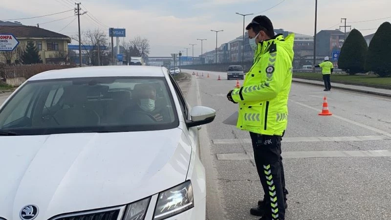 Düzce’de kısıtlamaya rağmen sokağa çıkanlara ceza yağdı
