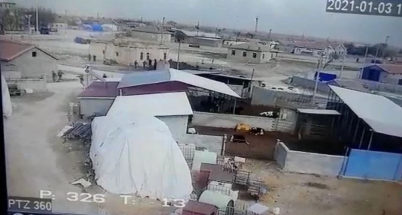 Kısıtlamaya rağmen bir araya gelen vatandaşlar jandarmayı görünce kaçacak yer aradı
