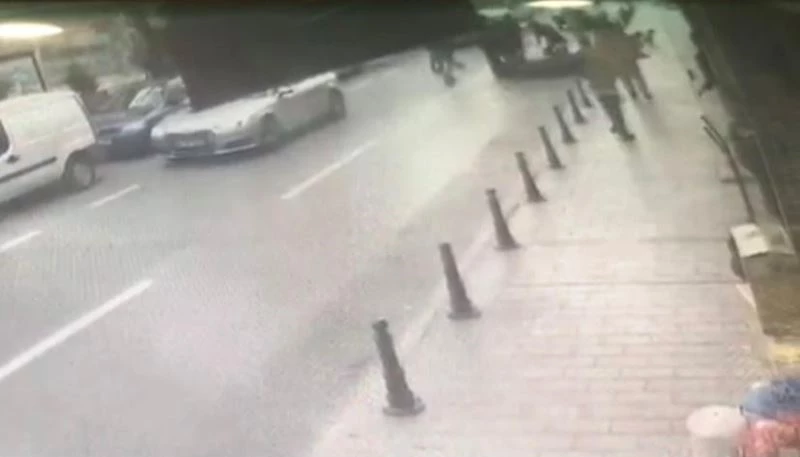 Motosikletlinin vatandaşa çarpması kamerada
