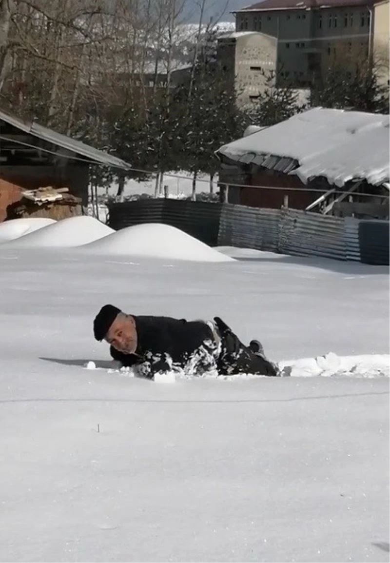 Yaşlı adam karda süründü, yuvarlanarak eğlendi
