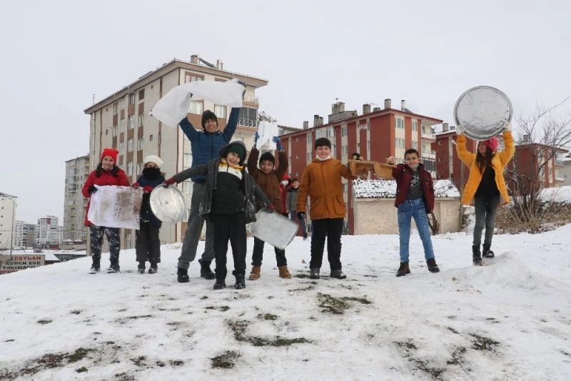 Naylon poşet ve tepsiler eğlenceleri oldu
