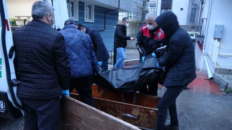Emekli eczacı kaldığı apartta ölü olarak bulundu

