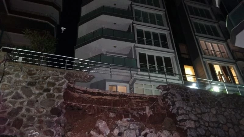 İstinat duvarı çöktü, sesi duyan 