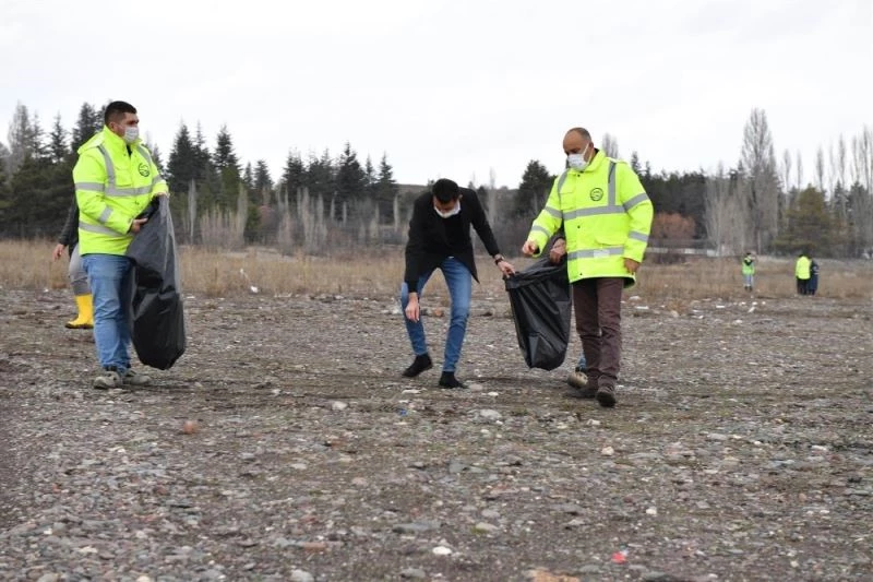 ASKİ baraj ve göl kıyılarını çöplerden temizliyor
