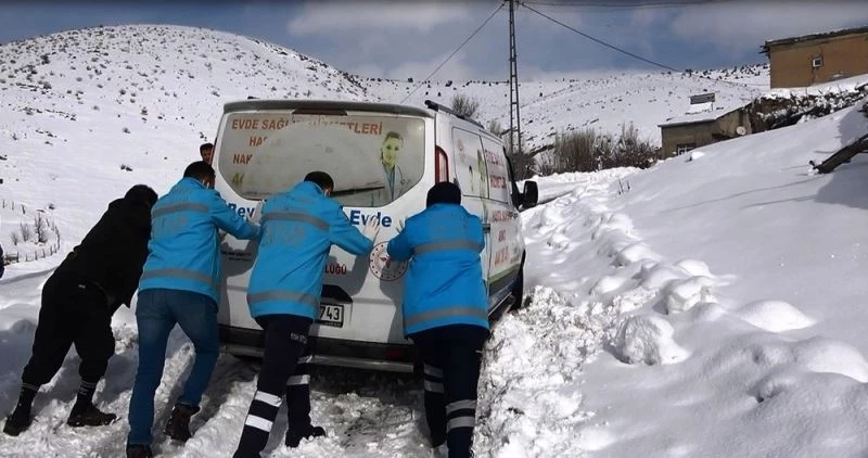 Önce kara saplanan araçlarını çıkardılar sonrada hastalarını muayene ettiler
