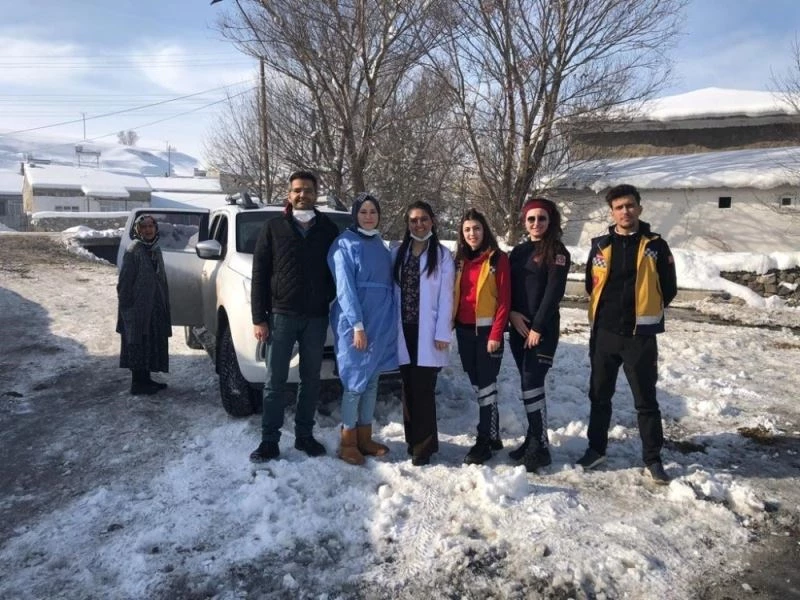 Ağrı’da ekipler uzak köylere ulaşarak 85 yaş üzeri vatandaşları aşılıyor
