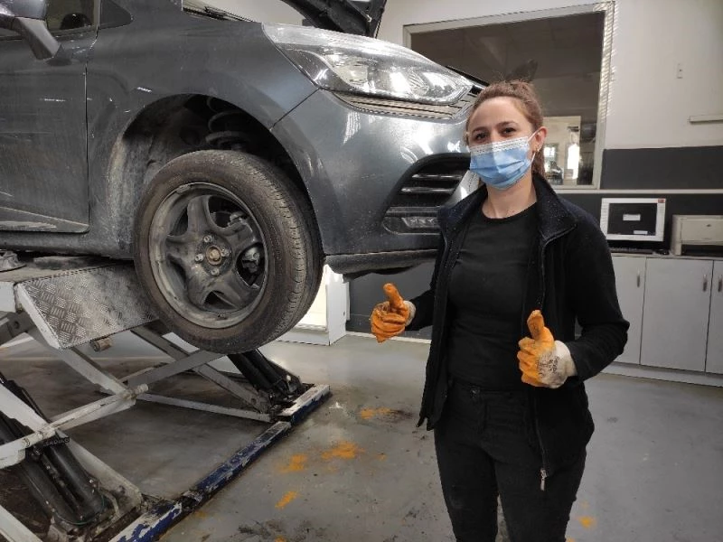 18 senedir ellerinin ojesiyle araba tamir ediyor
