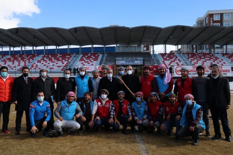 Bakan Kasapoğlu ’topa garane’ oyununu izledi
