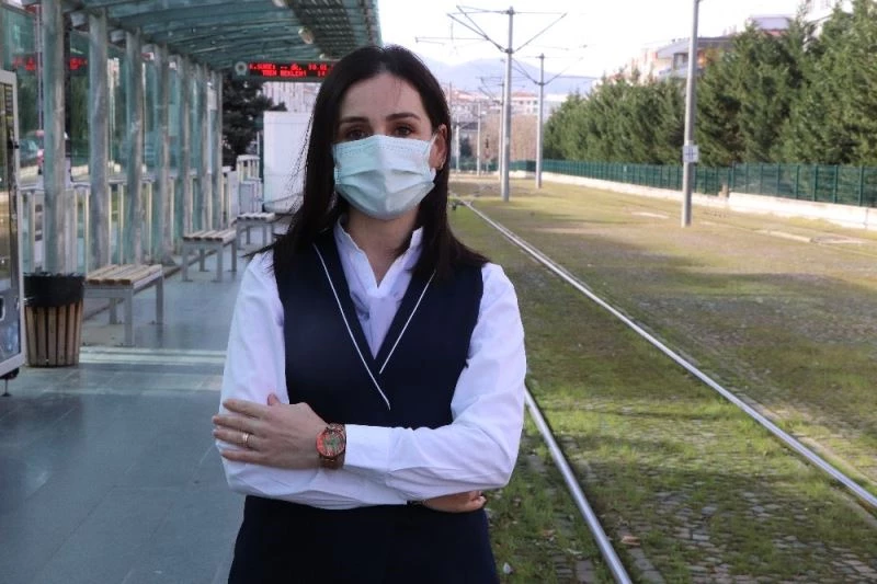 Bayılarak raylara düşen kadını fark eden vatman konuştu: 