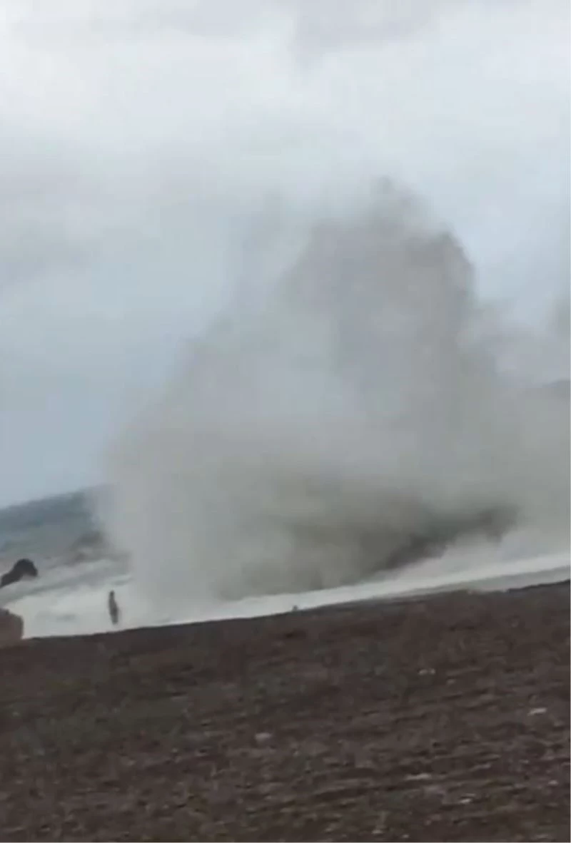 Tam denize girerken 10 metrelik dev dalgayı görünce neye uğradığını şaşırdı
