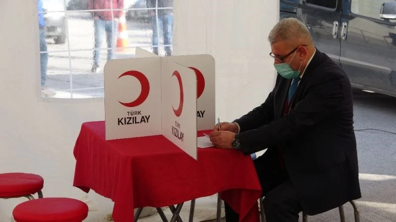 (Özel) İnsanlara umut olmak için 22 yıldır Kızılay’a kan bağışlıyor
